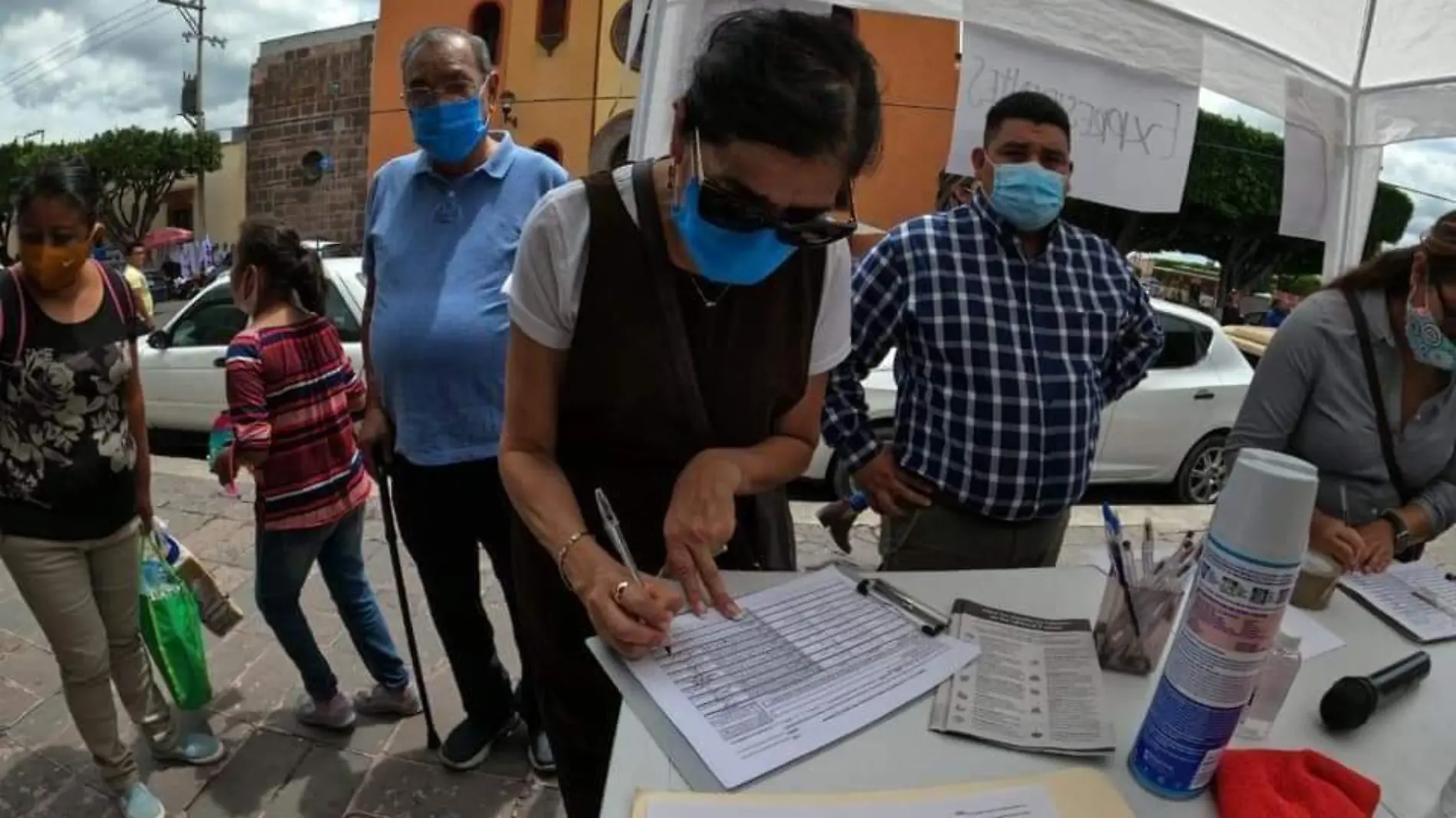 Colectan firmas en San Juan del R_o para juicio a ex presidentes.  Cortes_a Susana _guila.